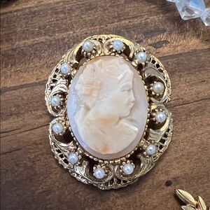 VTG~ Florenza Cameo Carved Shell Brooch/pendant Cream Cameo and Pearl Accents